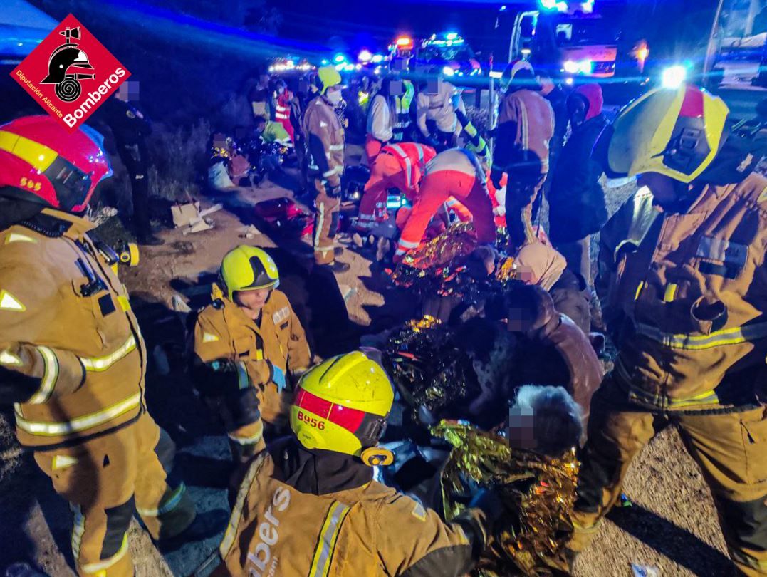 Un accidente de autobús en la Granja de Rocamora deja al menos 10 heridos , dos de ellos graves