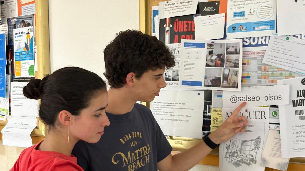 Dos estudiantes buscan información sobre pisos en Peritos.