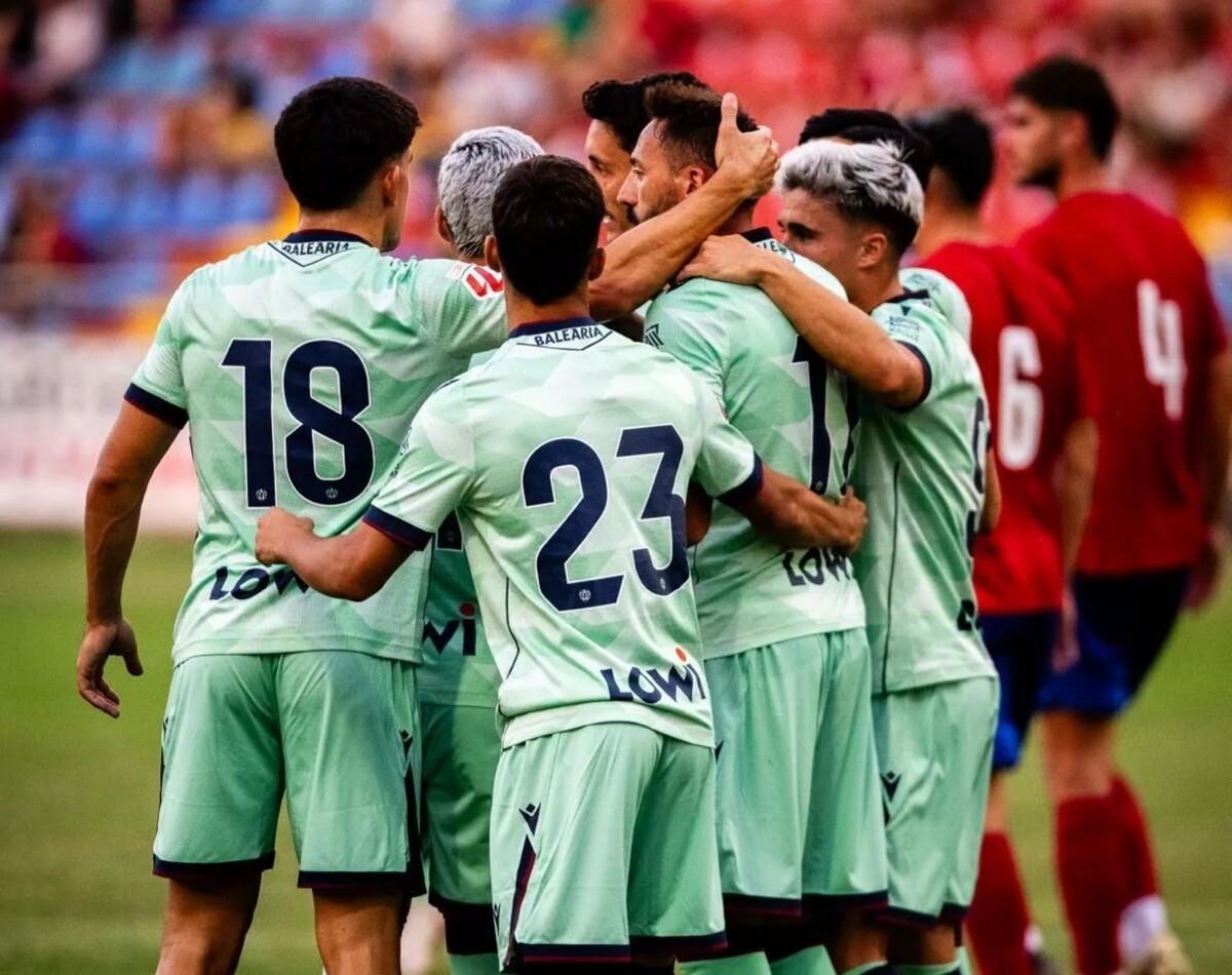 Los jugadores del Levante UD durante el partido amistoso
