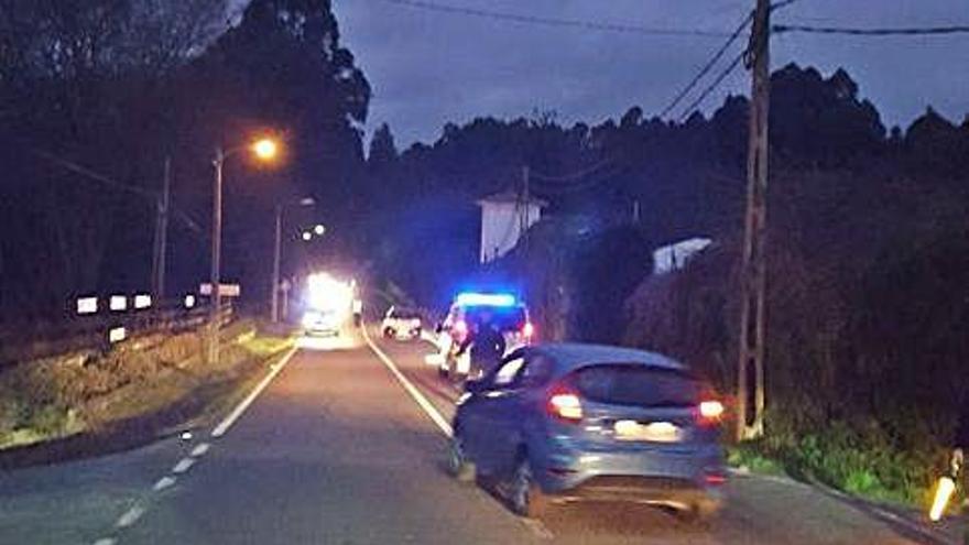 Una patrulla de la Policía en las proximidades de una urbanización rural de Sada.