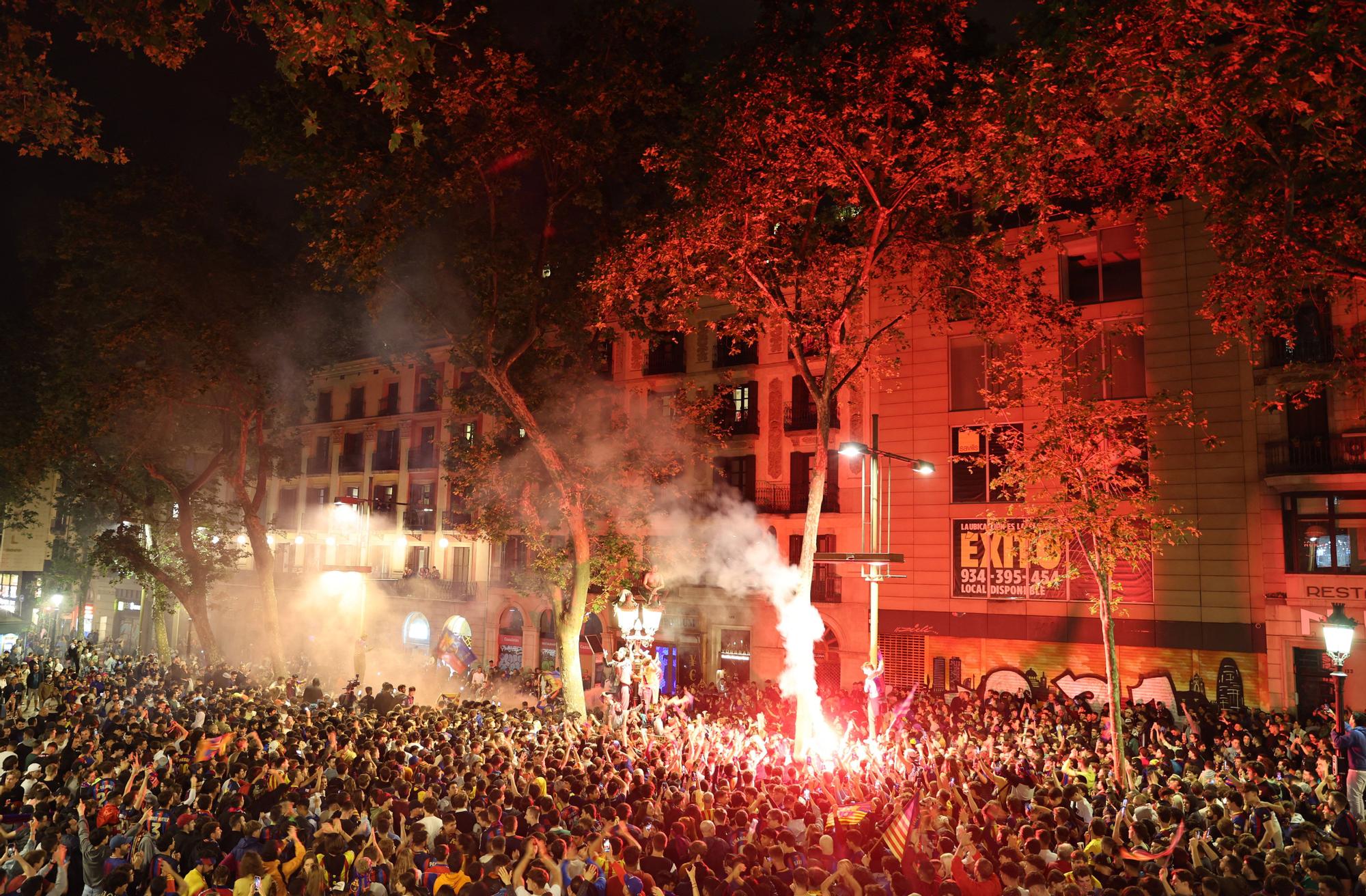 GALERIA | Els aficionats del Barça tornen a Canaletes per celebrar la Lliga