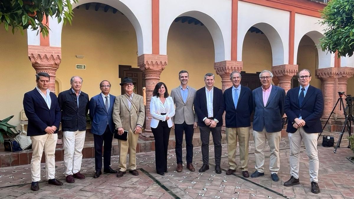 El consejero de Agricultura, el delegado y la alcaldesa de Palma del Río, tras la reuión con los regantes.