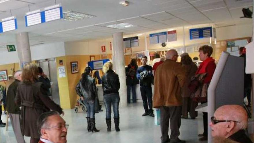 Varios pacientes aguardan turno en el centro de San Blas.