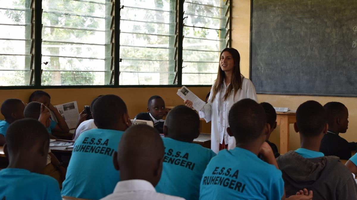 Imagen de archivo de una voluntaria dando clase en Ruanda