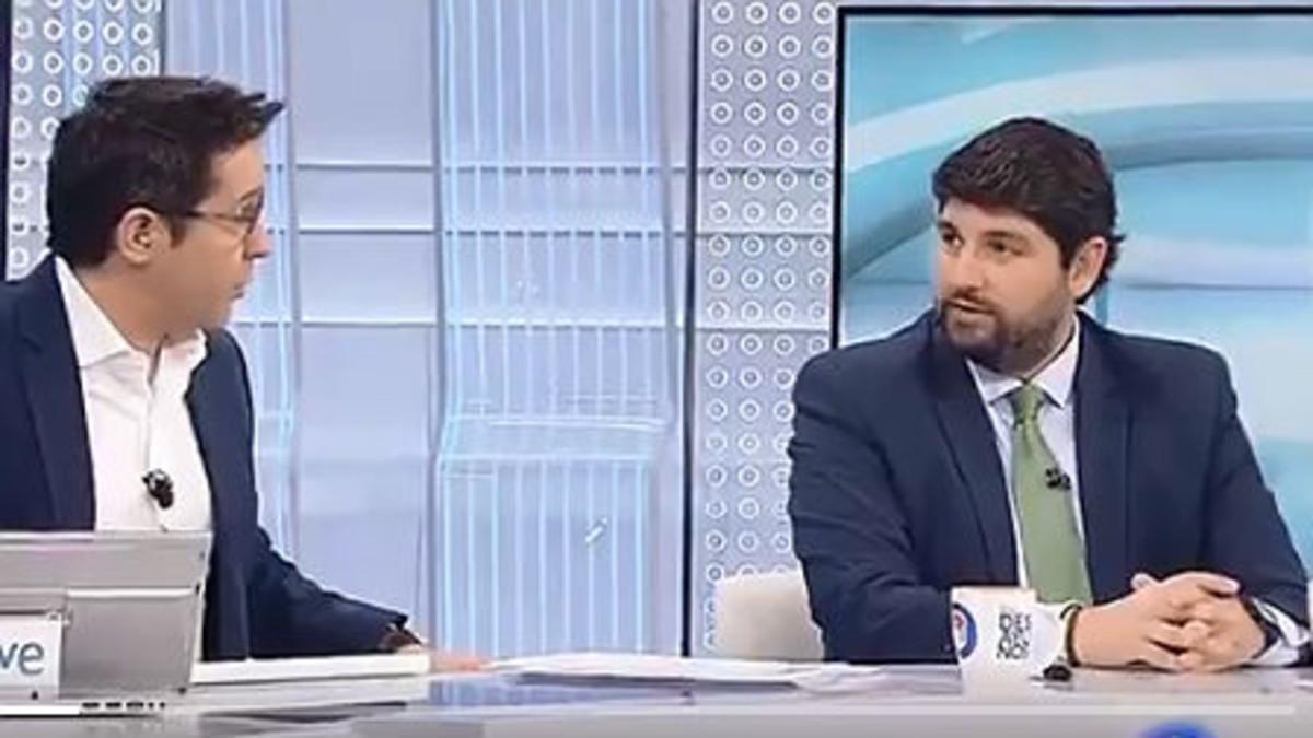 El presidente de Murcia, derecha, durante la entrevista en TVE.