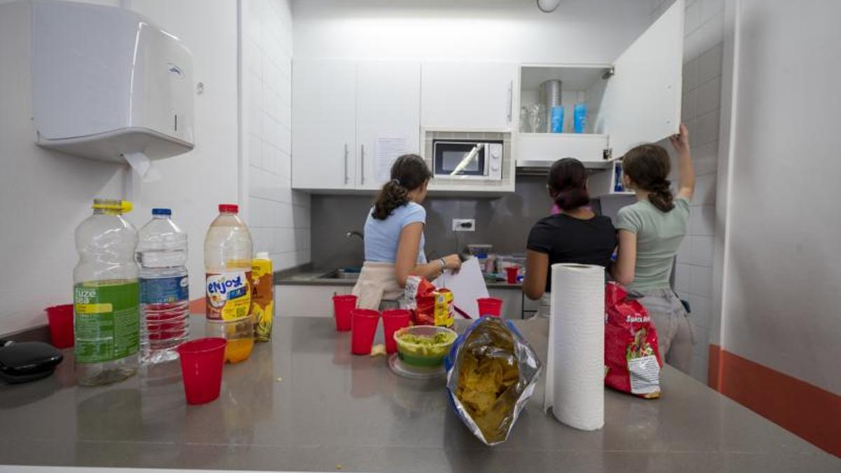 Jóvenes, este miércoles en la aula de cocina actual, que resulta insuficiente.
