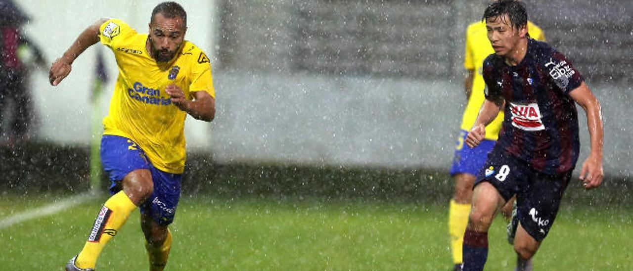 Nabil El Zhar conduce la pelota ante la presión de Takashi Inui.