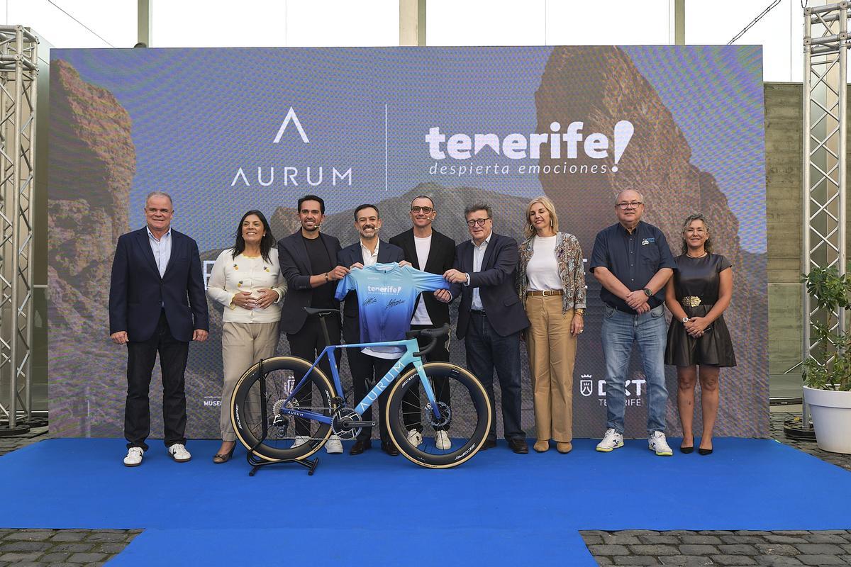 Contador y Basso junto a las diferentes autoridades de la Isla presentes en la puesta en escena de la Magma Tenerife.