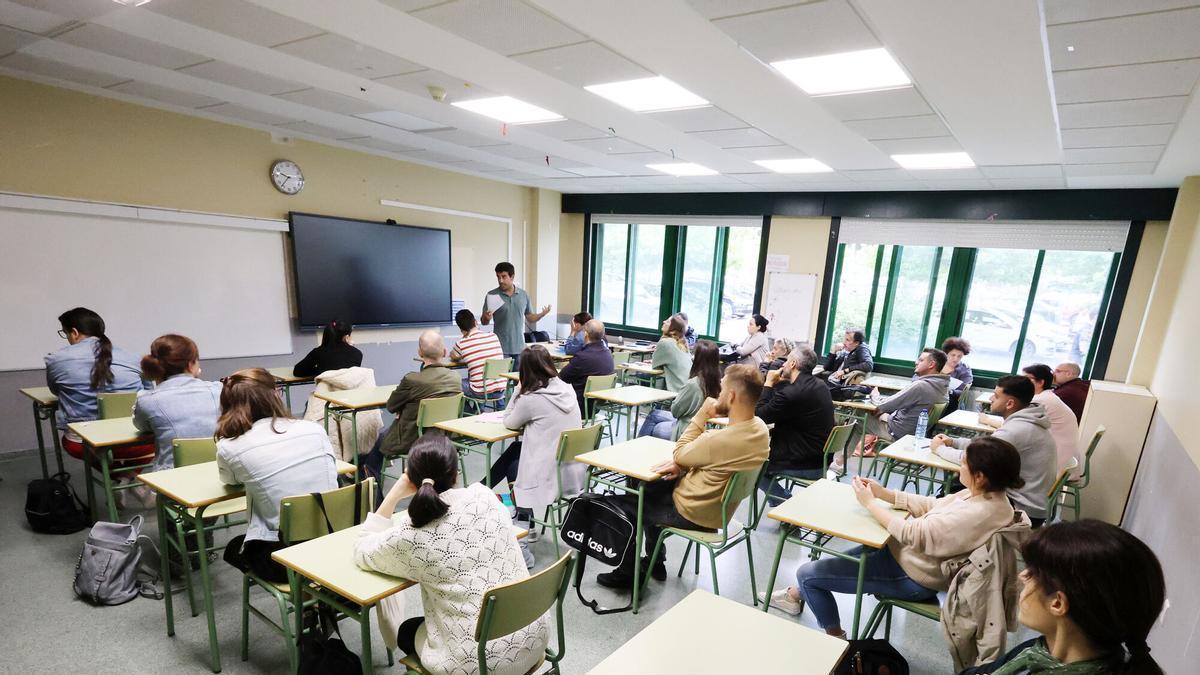 Opositores se examinan en las oposiciones para acceder al cuerpo docente de la Consellería de Educación en el instituto IES Valladares en una imagen de archivo.