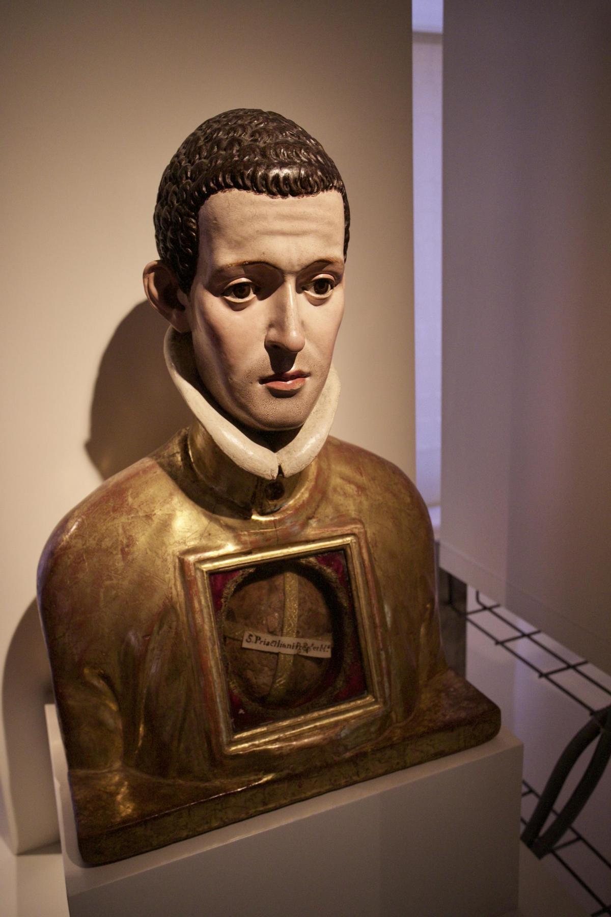 Busto de Prisciliano con su cráneo en el pecho.