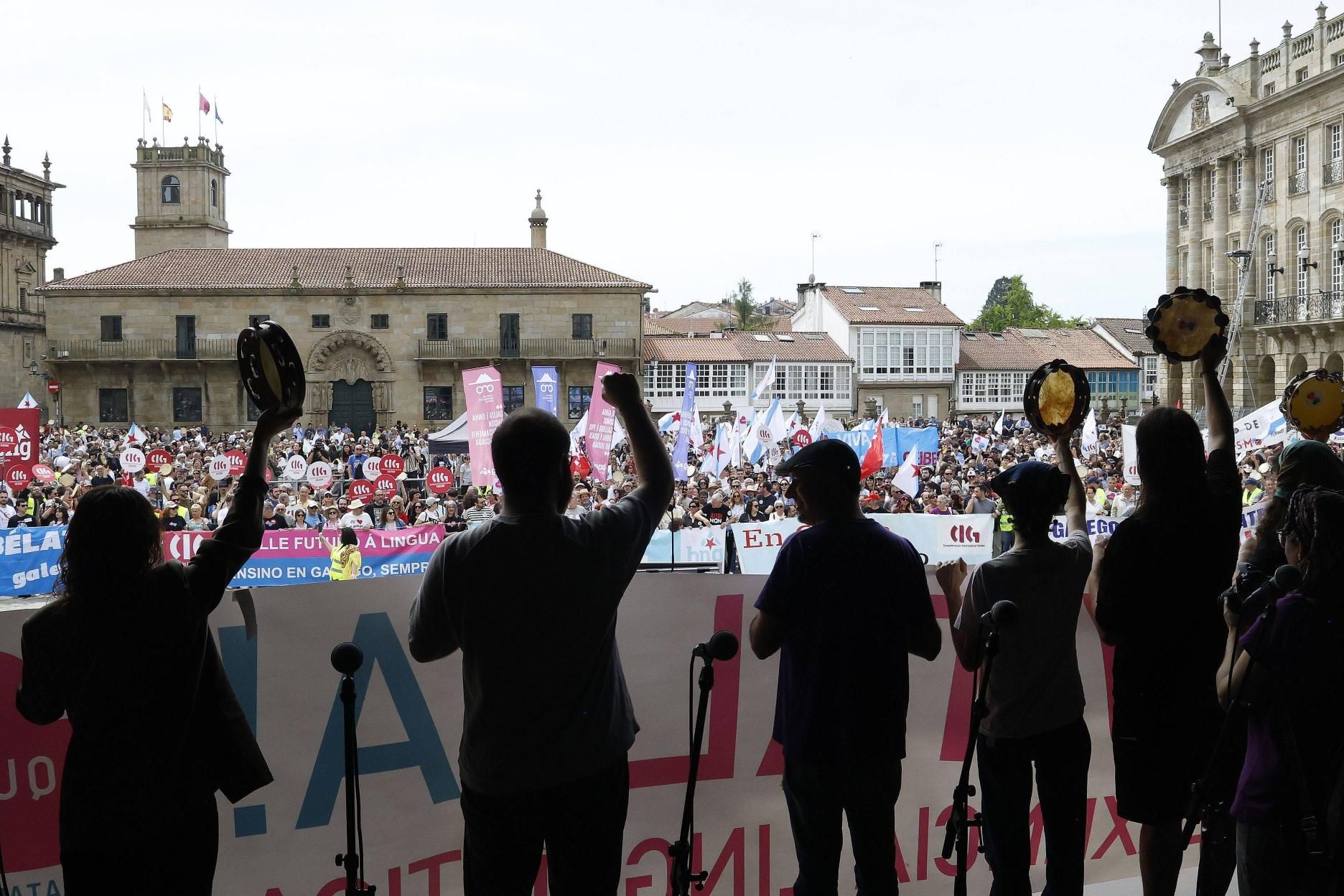 Miles de persoas toman as rúas de Santiago en defensa do galego