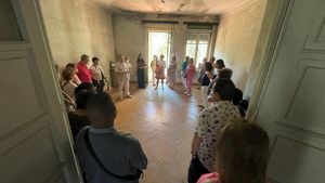 Visitantes en la primera jornada de puertas abiertas de Velintonia.