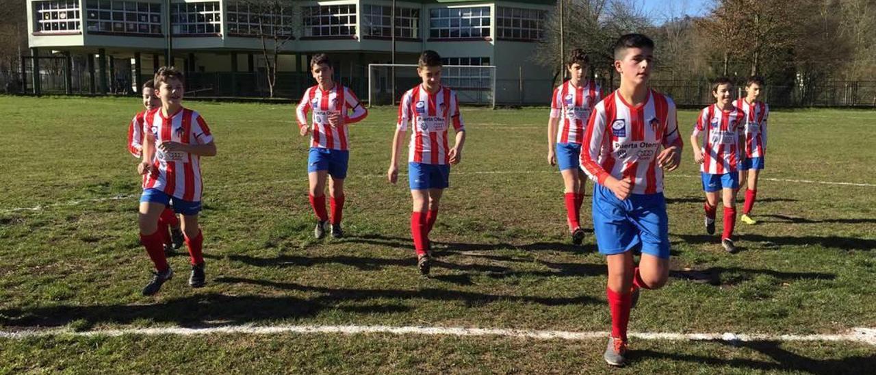 Categorías inferiores del Club Deportiva Piloñesa, disputando un partido en el campo de fútbol de Coviella, en Villamayor (Piloña), el sábado.