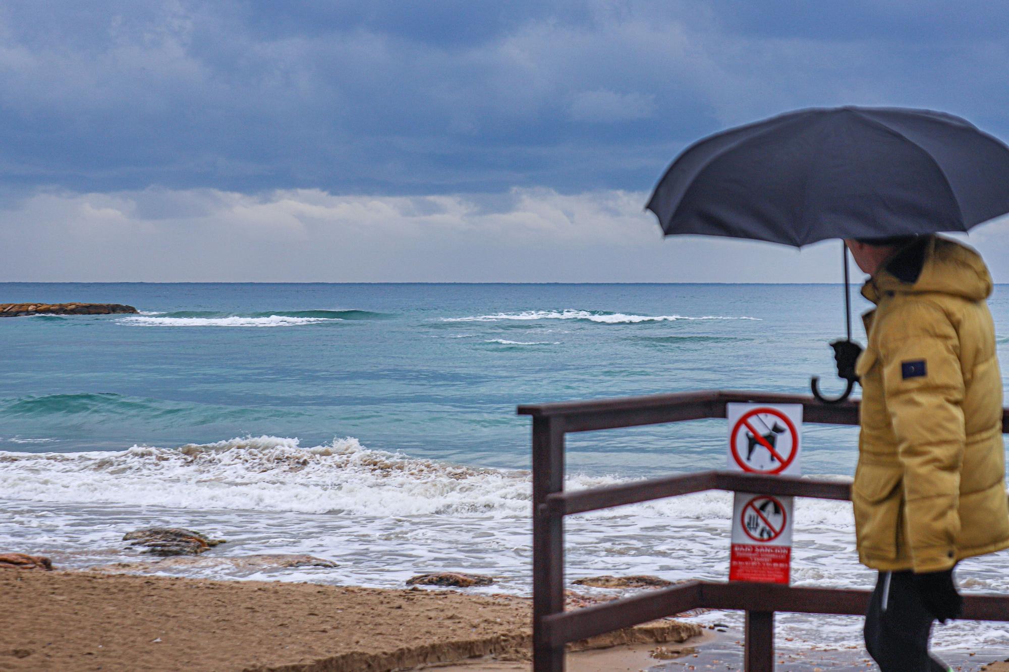 Día de frío y lluvia en Torrevieja