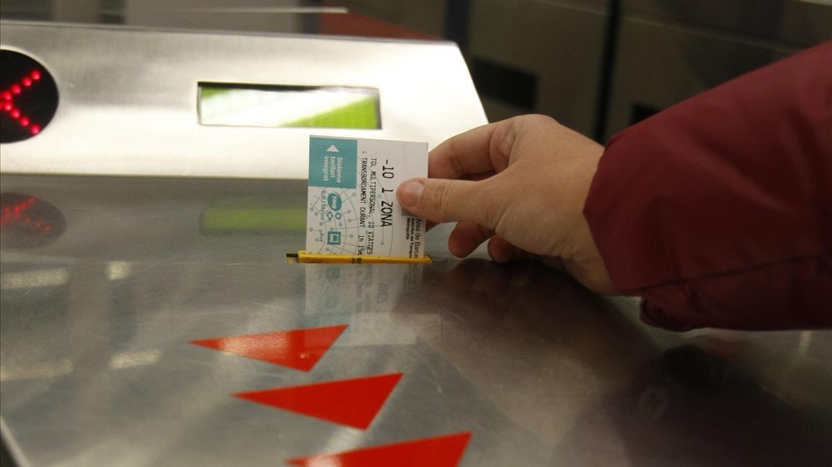 Un usuario de metro valida su tarjeta T-10 