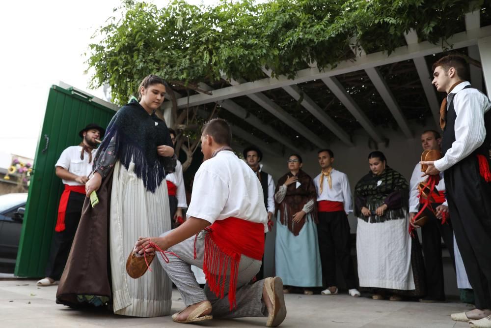 Cientos de personas acudieron ayer a Sant Antoni para celebrar las fiestas patronales con música, arte y comida