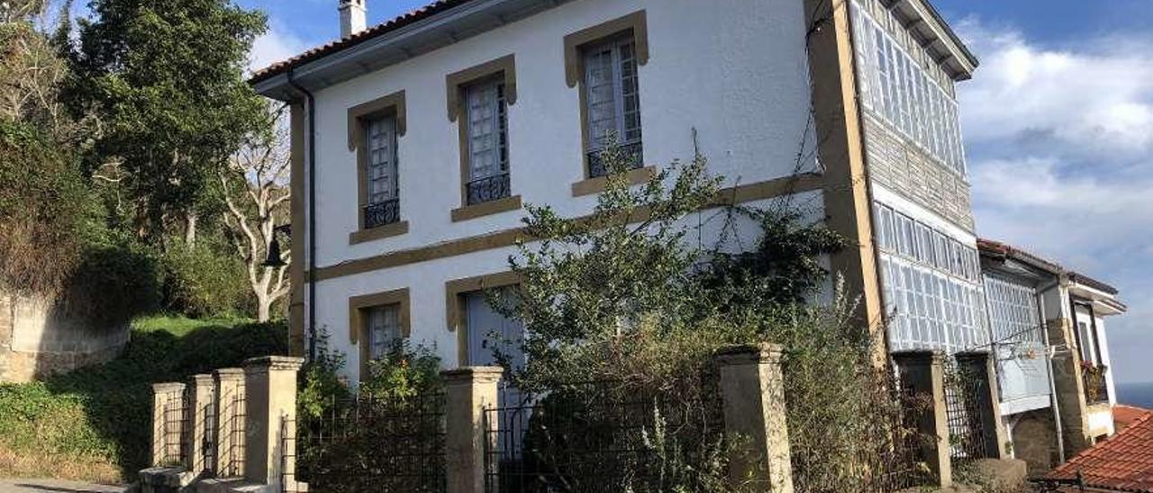 La antigua casa y consulta del doctor Pedro Villarta, en Lastres, y del doctor Mateo en la ficción.