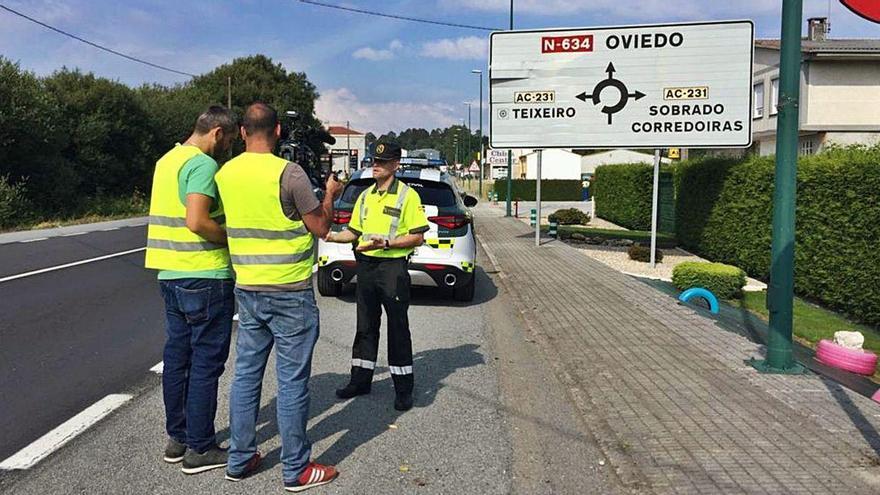 Un momento de la grabación de &#039;Control de carreteras&#039; en la N-634, en Teixeiro-Curtis .