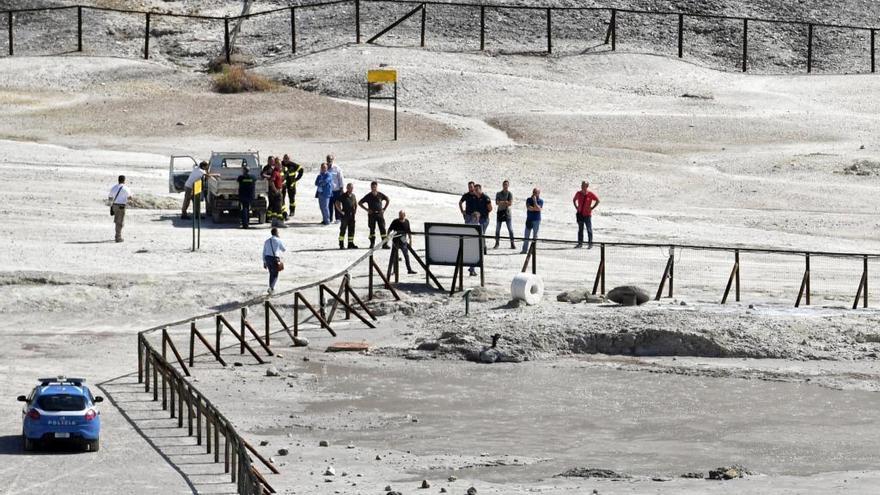 Miembros de los Servicios de Rescate llegan al cráter volcánico Solfatara en Pozzuoli, Italia.