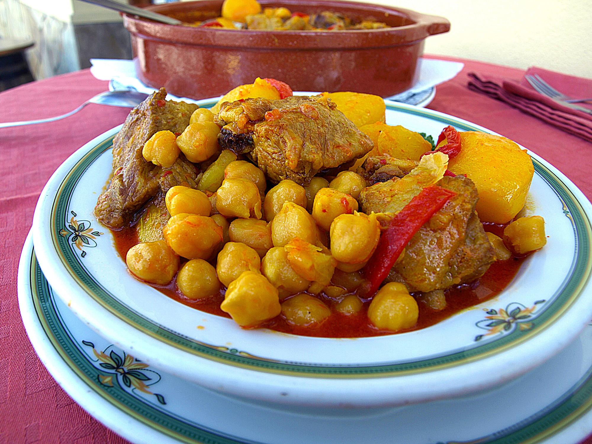 Garbanzos con costillas y patatas en el bar Martínez, Casa El Zapateiro en A Roda (Tapia de Casariego)