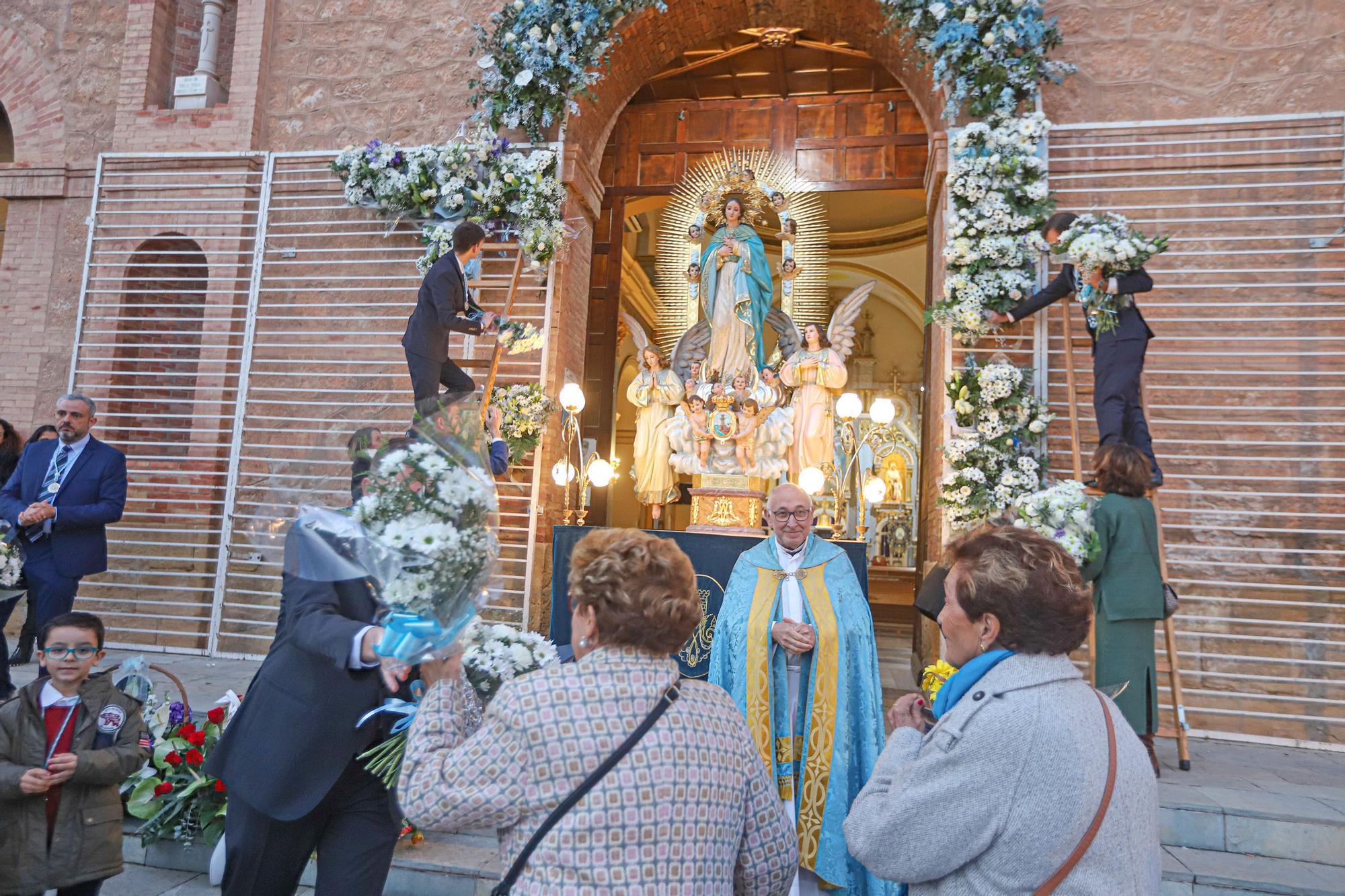 Más de 70 entidades y asociaciones participan en la multitudinaria ofrenda a la patrona que vistió de flores la fachada de iglesia de la Inmaculada Concepción
