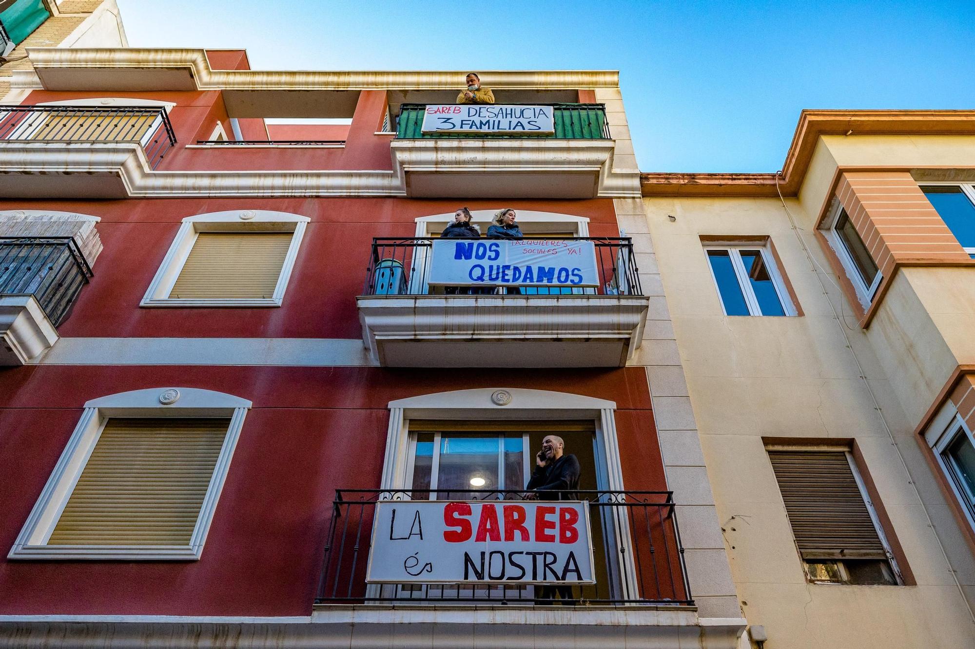 La presión social frenda del desahucio de tres familias en el barrio de Carolinas de Alicante