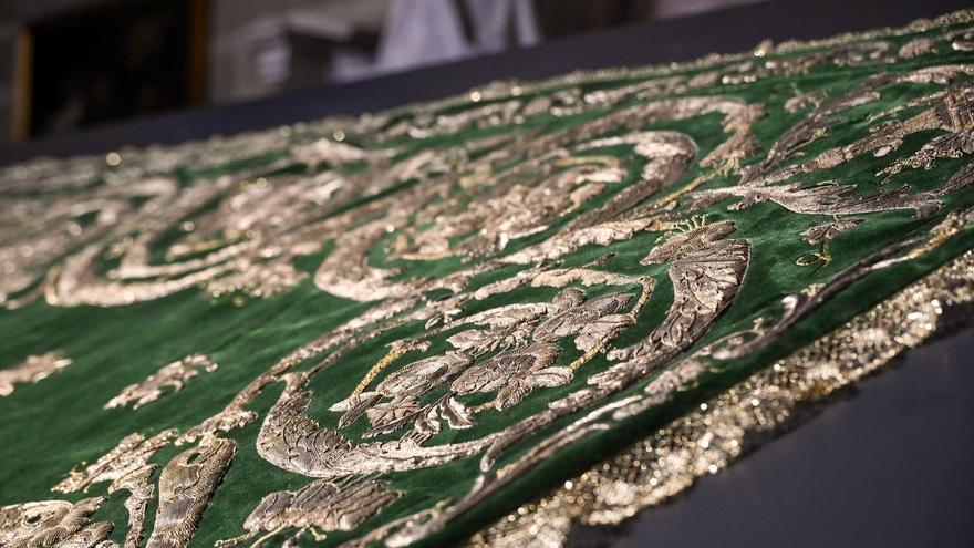 Detalle del manto verde de la Virgen de los Reyes.