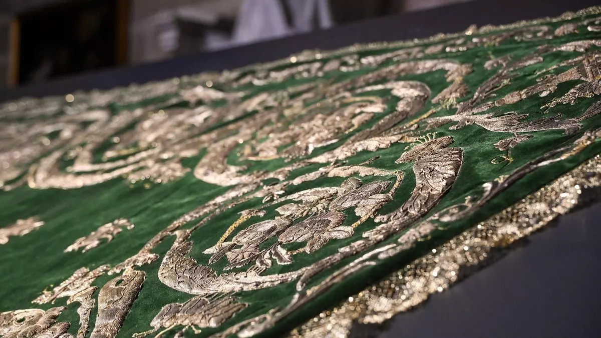 La Catedral restaura el manto verde de la Virgen de los Reyes: "San Fernando no imaginaba algo como esto"