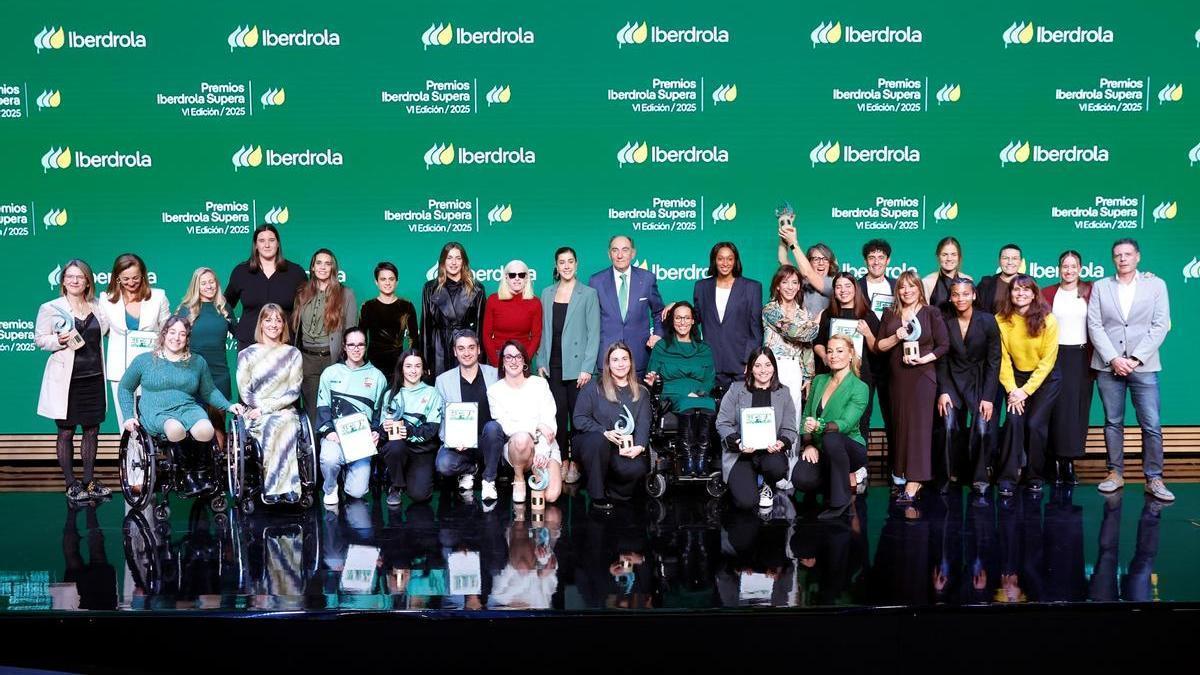 Foto de familia de galardonados, embajadoras e Ignacio Galán de la sexta edición de los Premios Supera