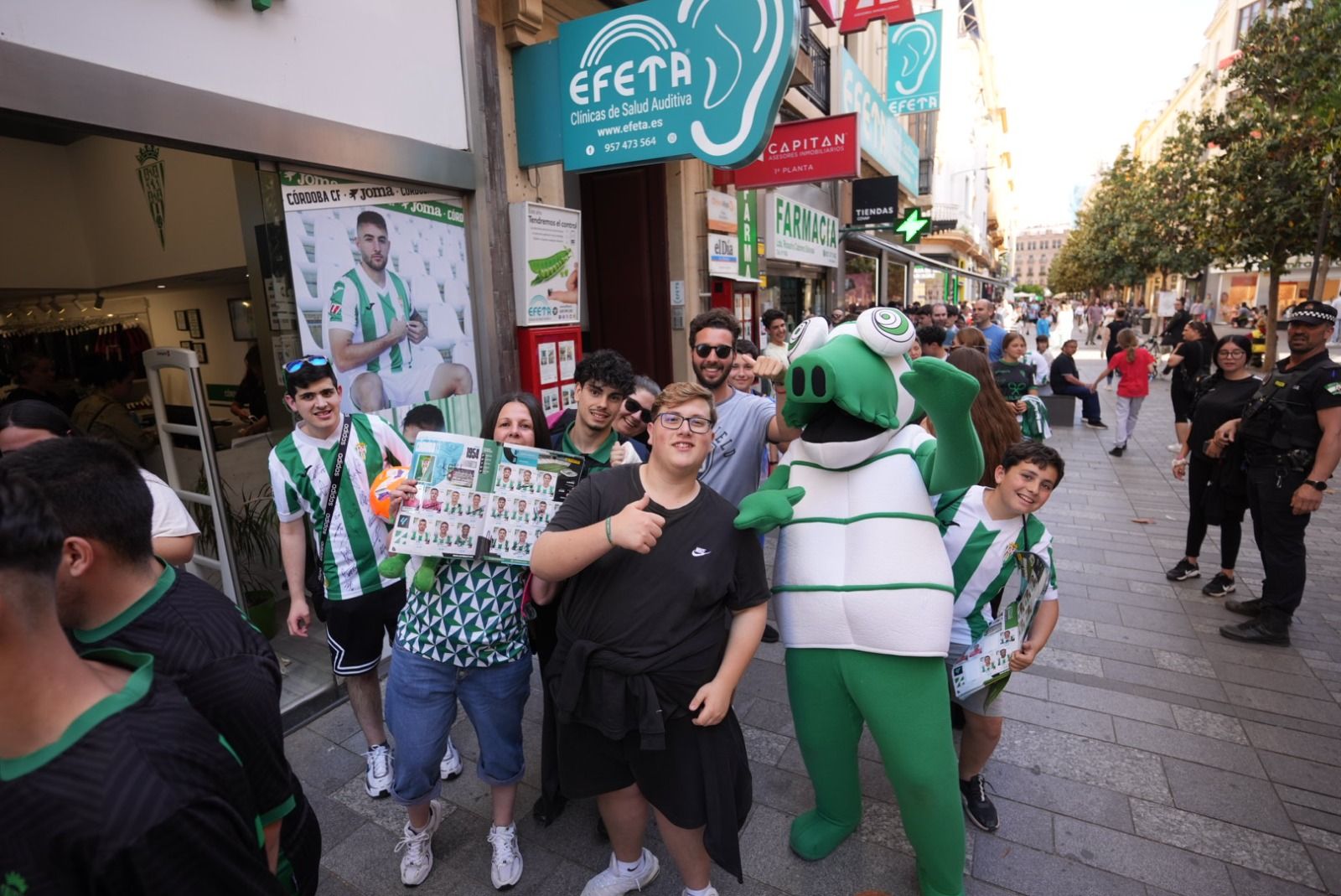 La firma de autógrafos del Córdoba CF en Cruz Conde, en imágenes