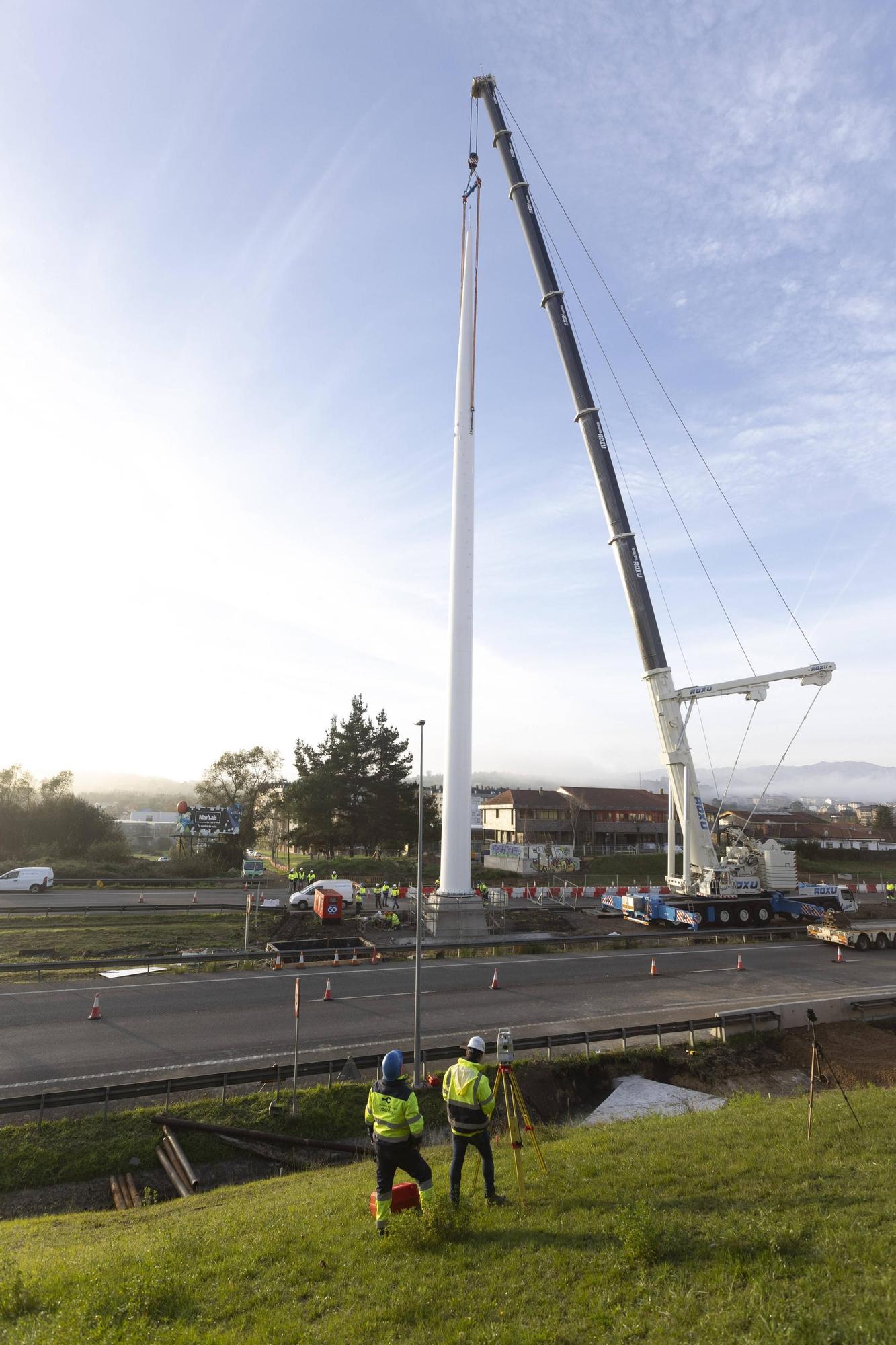 EN IMÁGENES: Así fue la instalación del mástil de 55 metros en las obras de la entrada de Oviedo