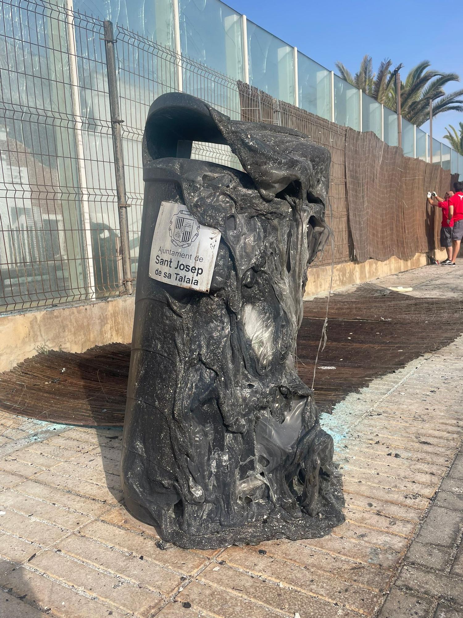 Todas las imágenes del devastador incendio en una zona de ocio de Ibiza