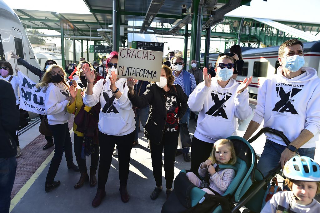 Los vecinos de las vías, celebran su primer viaje en el nuevo tren soterrado