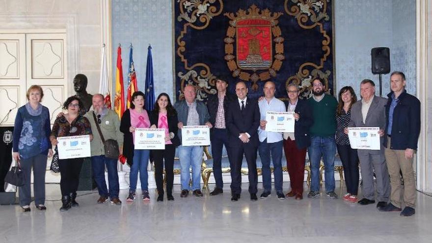 Un instante de la entrega de los cheques solidarios