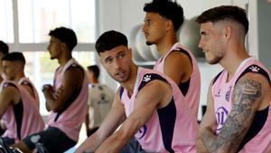 Puado, Omar El Hilali y Roberto, en un entrenamiento en Sant Adrià.