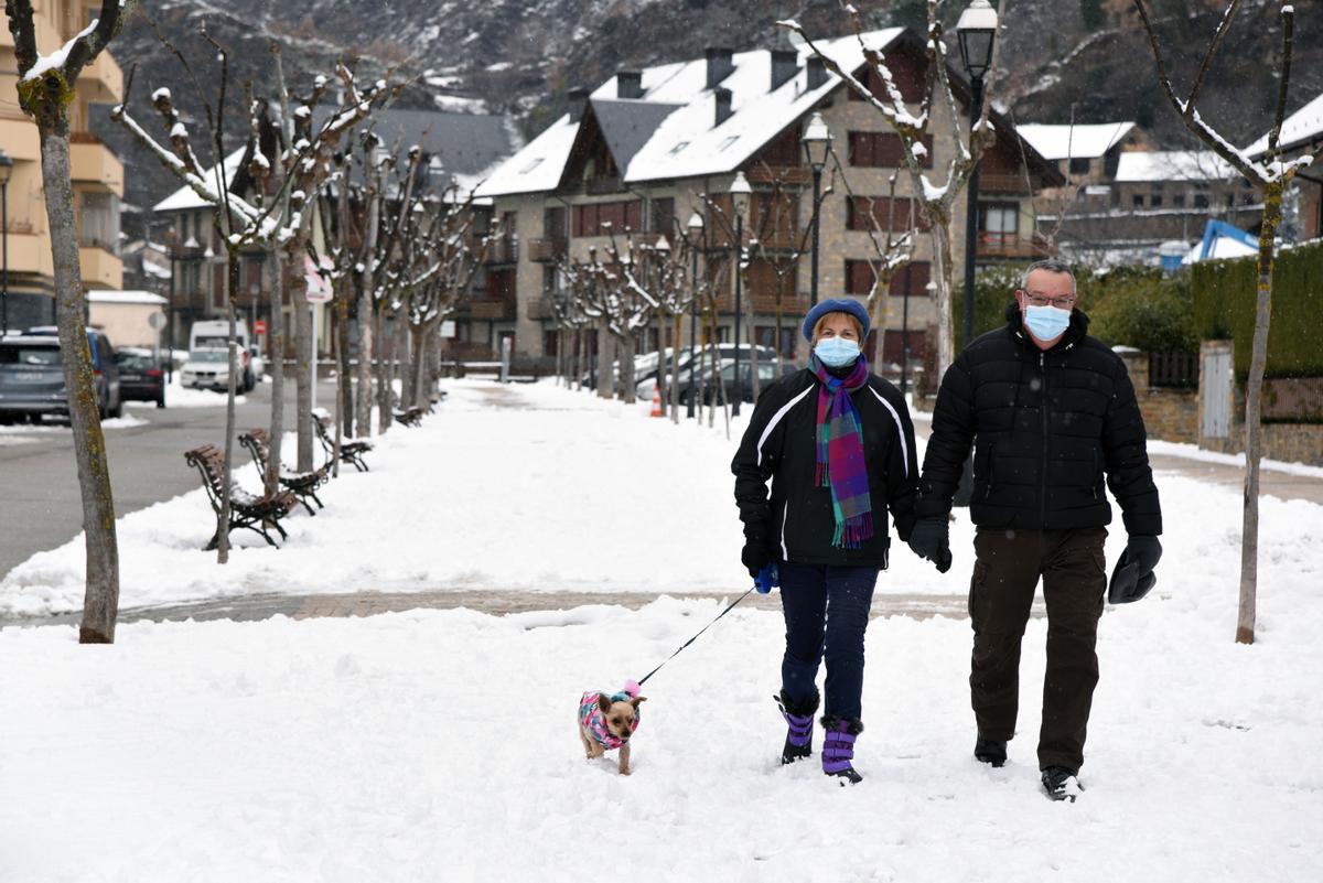 Una pareja camina bajo la nieve en Esterri d'Àneu, el pasado diciembre.