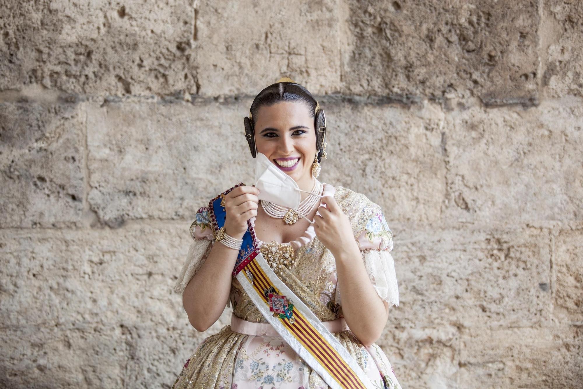 Últimos toques al Extra de Fallas de Levante-EMV. Sesión de fotos "Quédate con mi cara, porque soy historia" a las dos veces corte de honor.