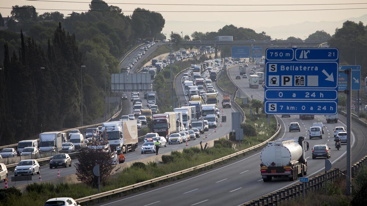 Colas en la AP-7, este miércoles, a consecuencia del incendio de un camión en la autopista