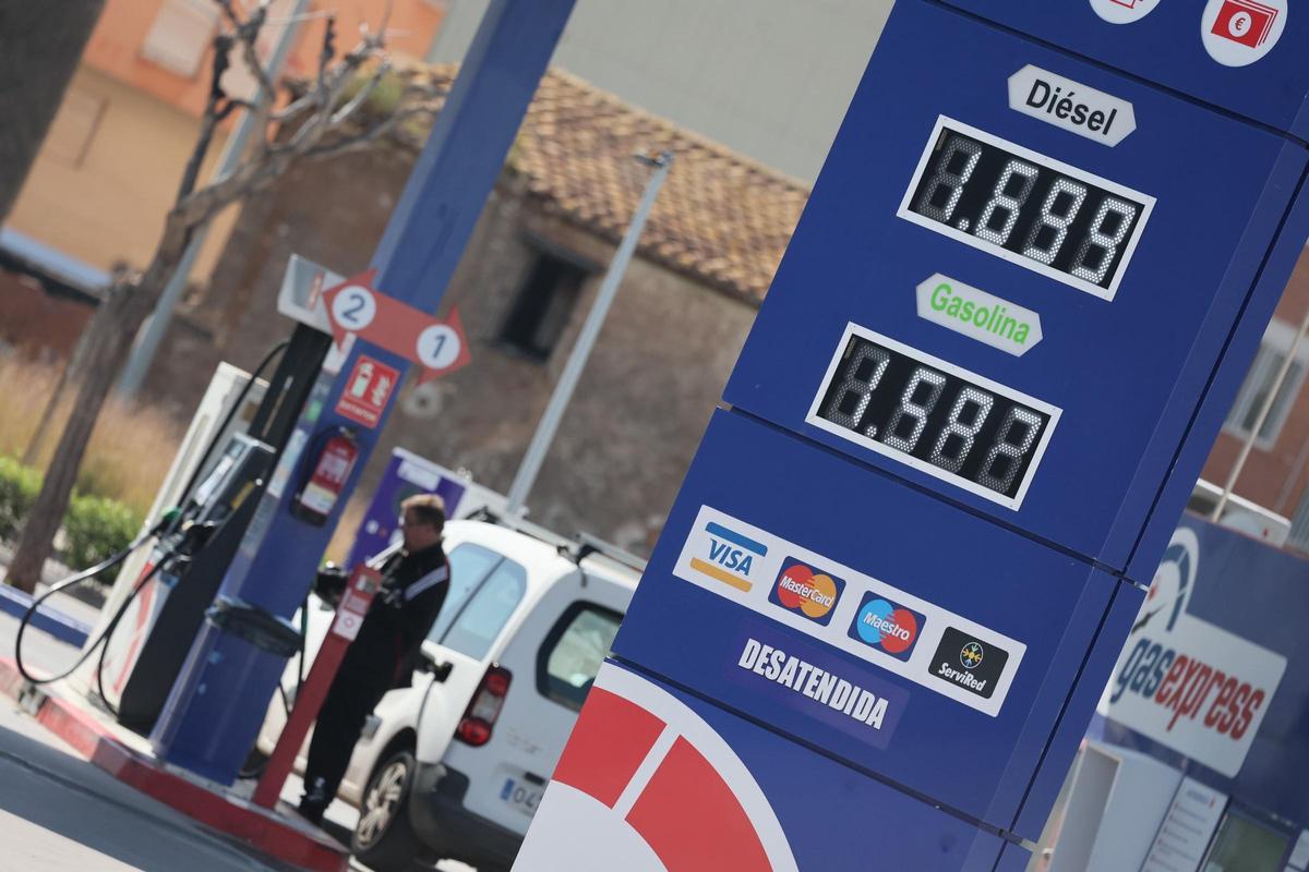 Un conductor llena el depósito en una gasolinera de Castellón este domingo, el primer día de la entrada en vigor de la rebaja del IVA.