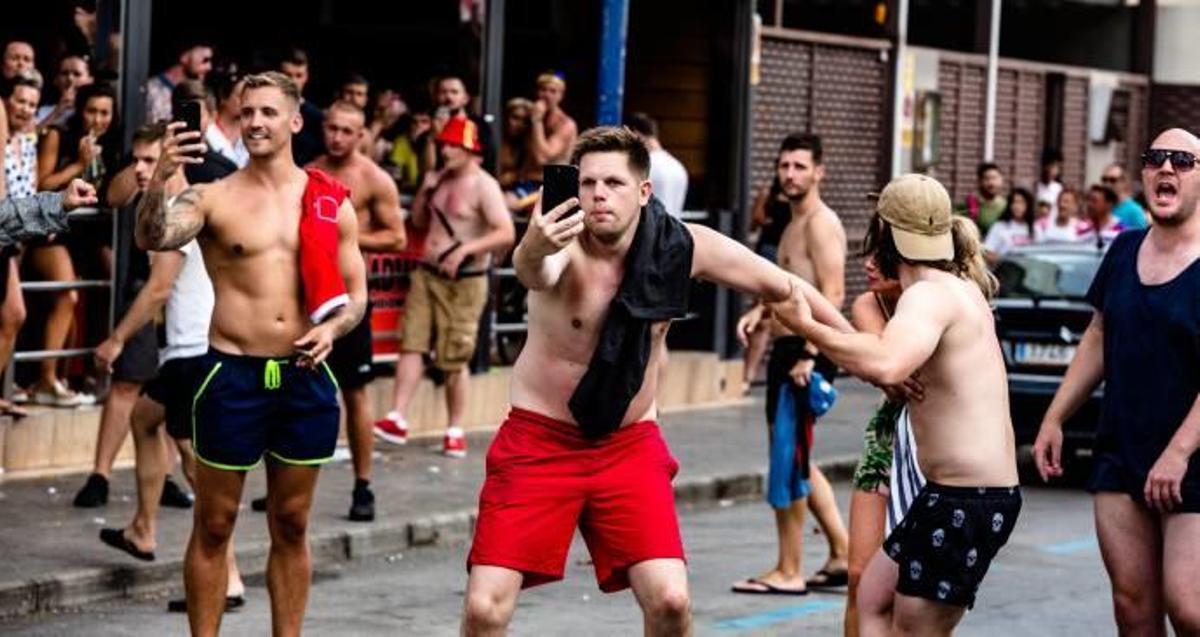 La batalla contra los excesos de los turistas británicos en Benidorm llega al Congreso