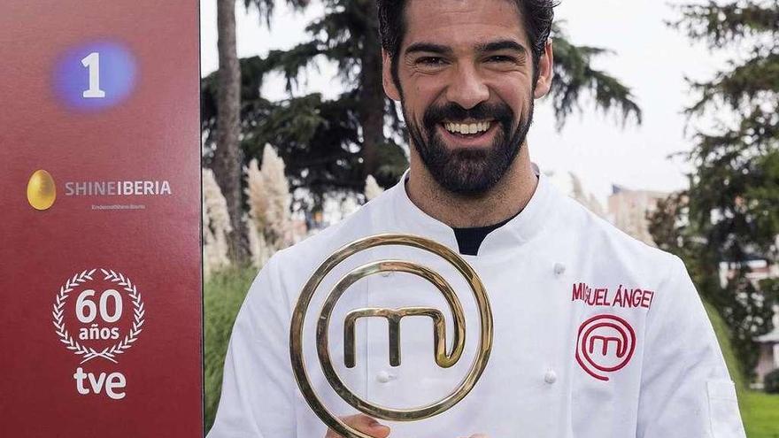 Miguel Ángel Muñoz con su trofeo tras ganar el concurso culinario de Televisión Española. // Efe