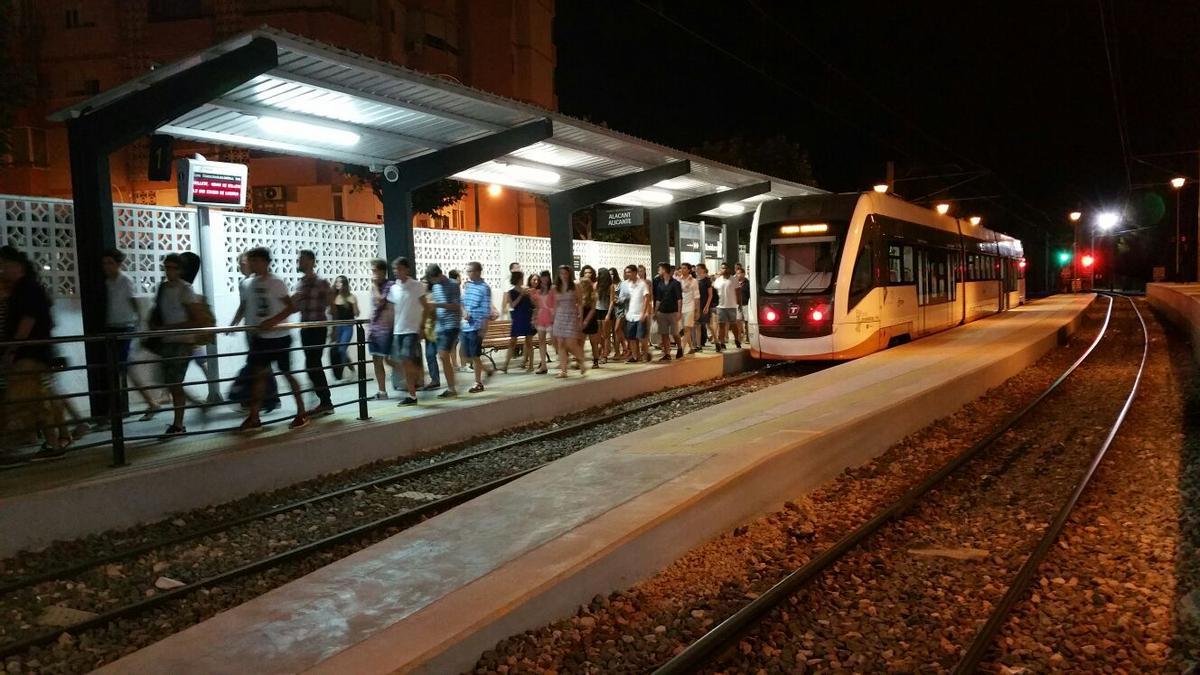 Viajeros bajan en la parada del TRAM en Benidorm
