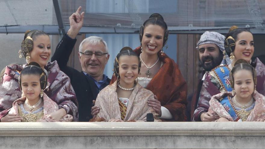 El alcalde Joan Ribó junto a las falleras mayores en la mascletà