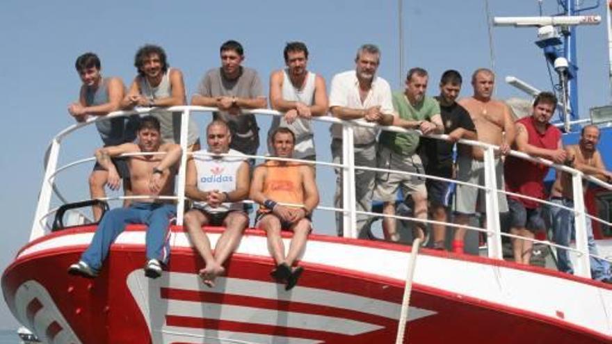 El mismo barco en 2006 y, sobre estas líneas, una inmigrante rescatada por un pesquero del mismo armador de Santa Pola el mismo año.