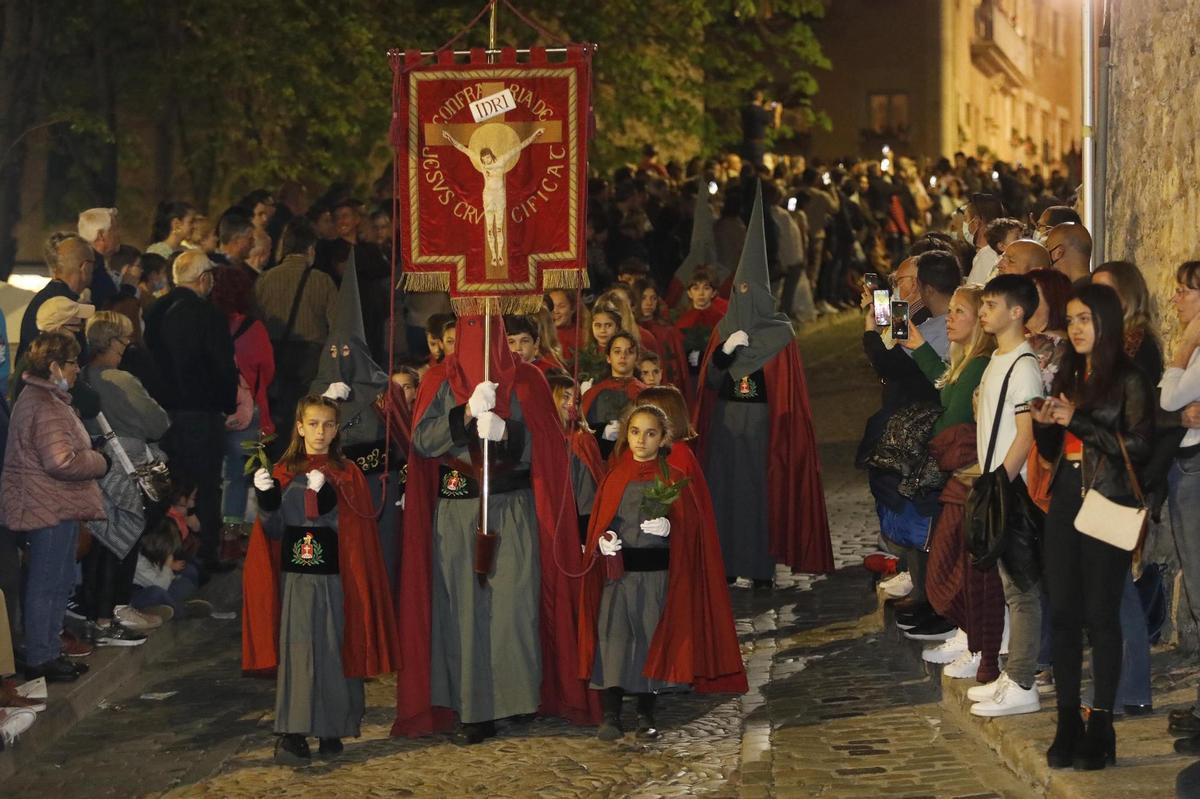 Una confraria gironina, durant la processó del Divendres Sant.