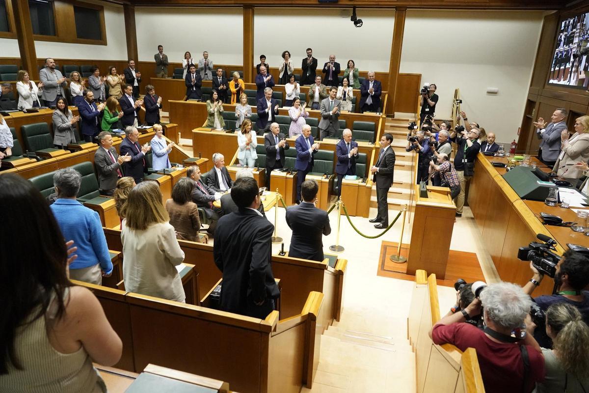 El nuevo lehendakari, Imanol Pradales, en el pleno de investidura.