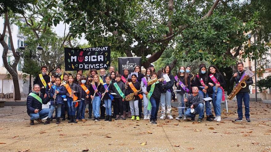 Participantes en el pasacalles del pasado año. | AE