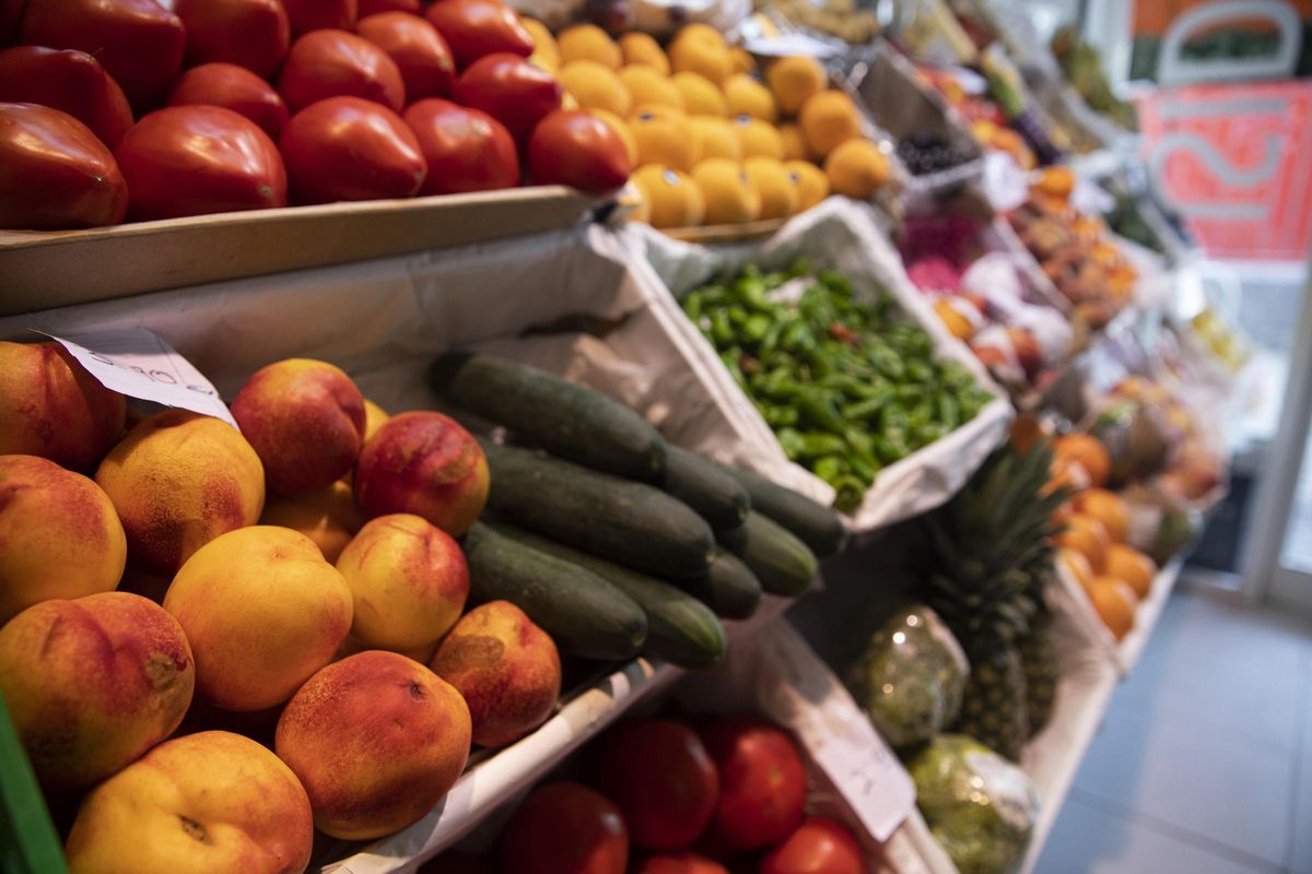 Archivo - Arquivo - Detalle dun posto de froitas e verduras dun mercado de abastos. A 12 de agosto de 2022, en Sevilla (Andalucía, España). O Índice de Prezos de Consumo (IPC) baixou un 0,4% en Andalucía durante xullo con respecto ao mes anterior, mient