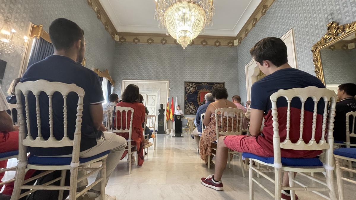 Jóvenes en el acto celebrado en el Ayuntamiento de Alicante