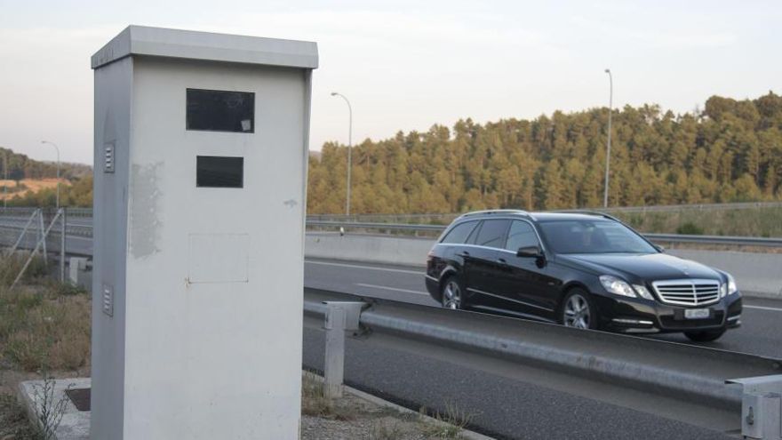 Trànsit posa en marxa dos nous radars de tram a la C-14 entre Ponts i Bassella